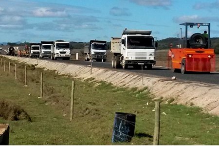 Die samestelling van die ‘teertrein’ wanneer bitum gespuit en klipskerwe gestrooi word met die aanbring van ‘n Kaapse seël